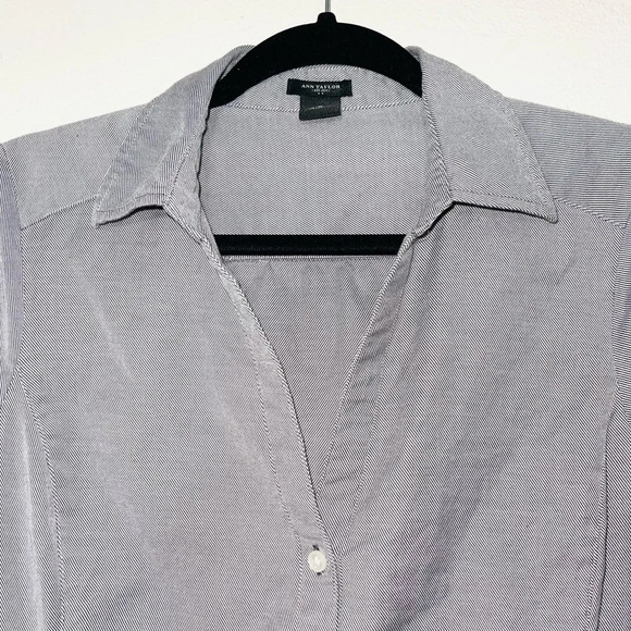Ann Taylor Factory Gray & White Striped Split Neck Button Down Top 10 Women’s - Picture 2 of 11